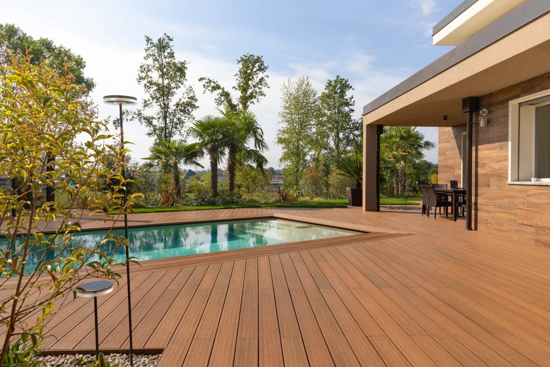 Deck din lemn Déco în jurul piscinei